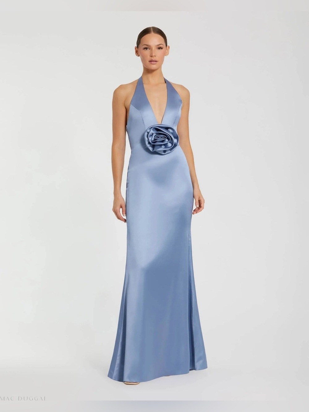MAC DUGGAL
Blue Fitted Satin Sleeveless Halter Gown With 3D Size 6